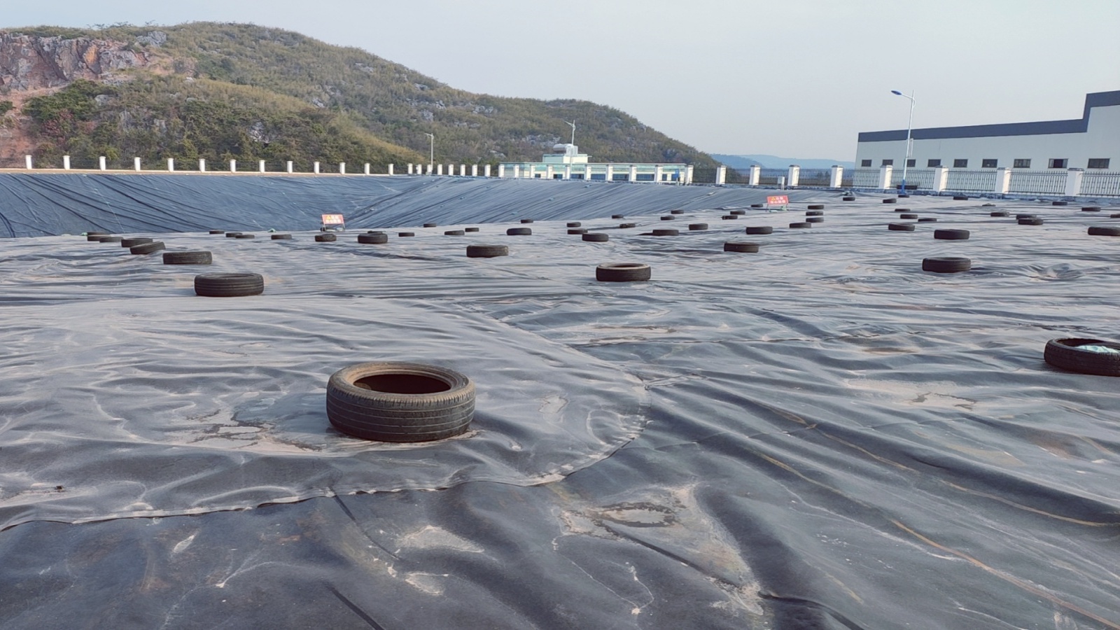 �������񳡷���Ĥ��©����̽��